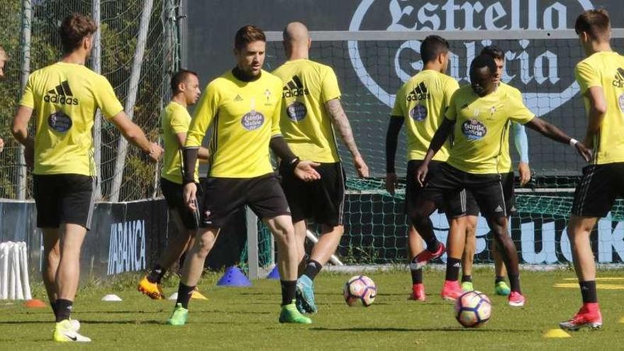 Los jugadores del Celta, durante un entrenamiento en A Madroa correspondiente a la temporada pasada. // Alba Villar