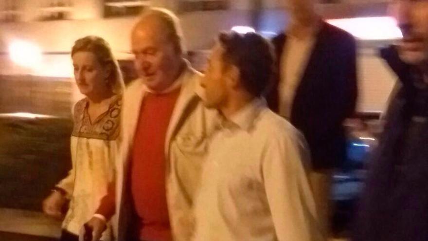 El rey Juan Carlos en Vigo la pasada noche. // FdV