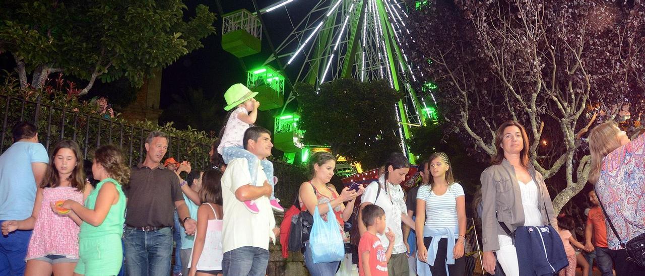 Los pontevedreses recorren las atracciones de la Alameda durante las fiestas de la Peregrina