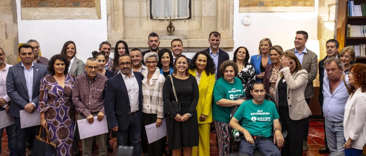 Acto de la entrega de los premios San Pedro de Alcántara con Lucas Ruiz, en la silla de ruedas.