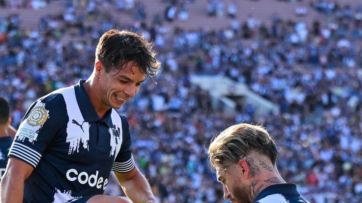 Óliver Torres y Sergio Ramos celebrando el tanto del sevillano ante el Inter de Milán