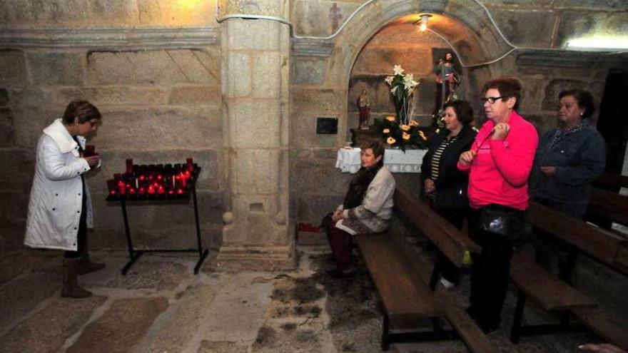 Feligreses, en el interior de la capilla de San Simón, durante la novena de ayer. // Iñaki Abella