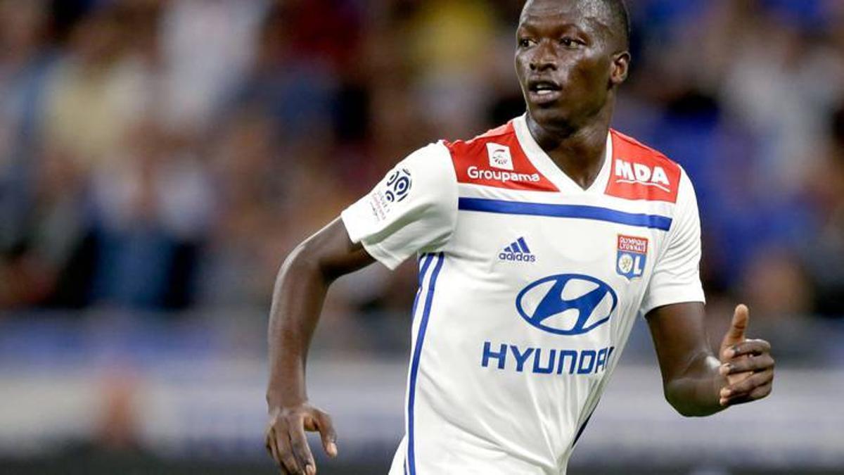 Pape Cheikh, durante un partido con el Olympique de Lyon