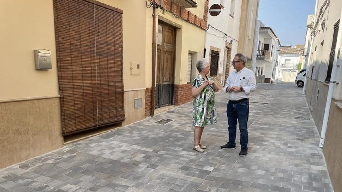 El alcalde de Alfarrasí, Ismael Sanvíctor, charla con una vecina del municipio.