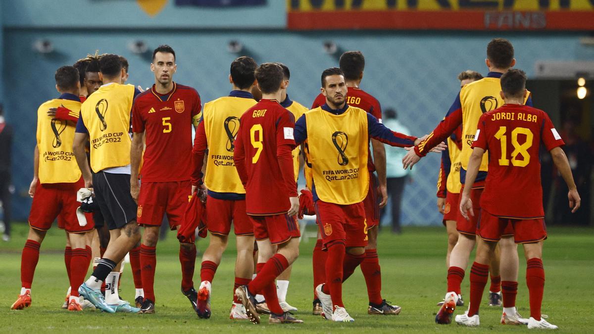 FIFA World Cup Qatar 2022 - Group E - Japan v Spain. Los jugadores españoles se consuelan al final del encuentro ante Japón.