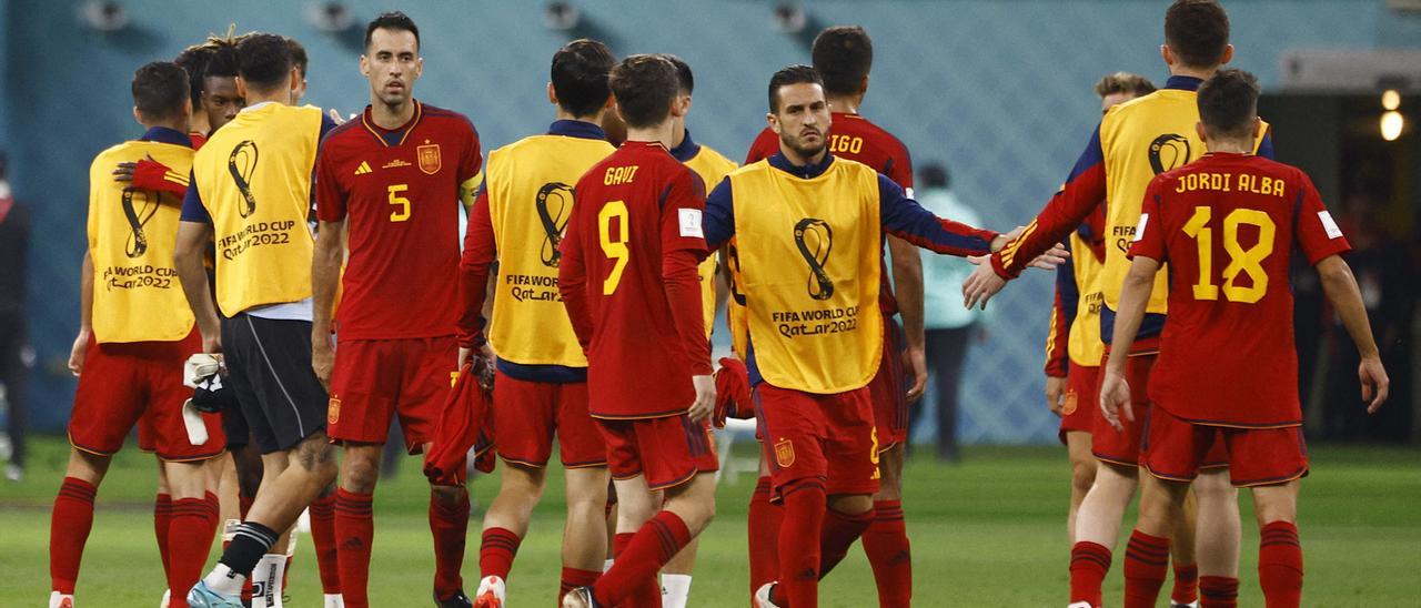 Los jugadores españoles se consuelan al final del encuentro ante Japón.