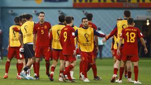 Los jugadores españoles se consuelan al final del encuentro ante Japón.