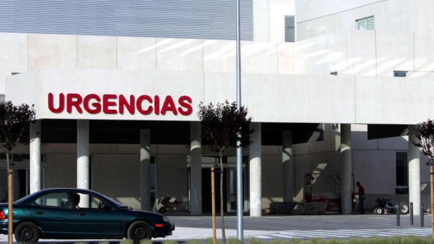 Cinco atendidos por inhalar humo, uno de ellos una niña, en el incendio de una vivienda en Elche