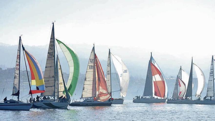 Los barcos participantes durante la regata en aguas de la ría. // Fdv