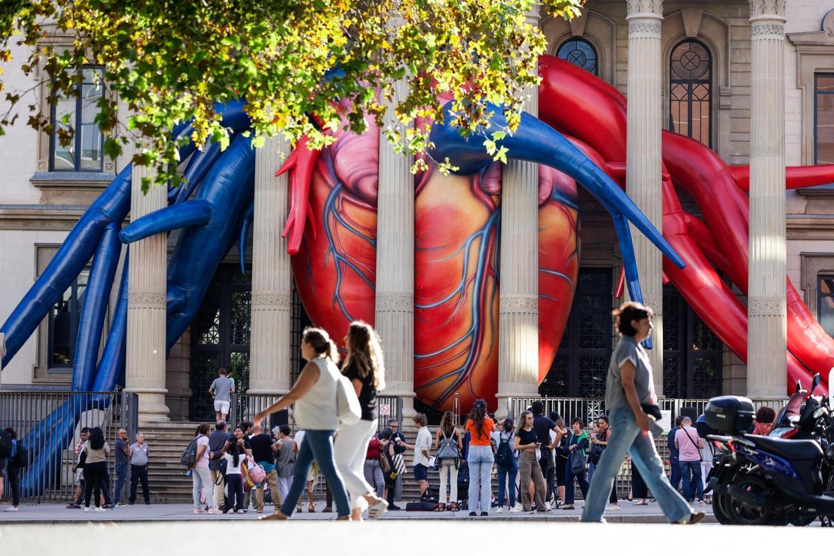 El Corazón secreto de Jaume Plensa late en la fachada del Hospital Clínic y de la UB