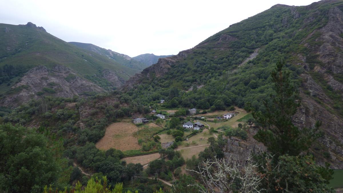 Pueblos guapos de Asturias: Riodeporcos (Ibias), al que se llega cruzando un puente