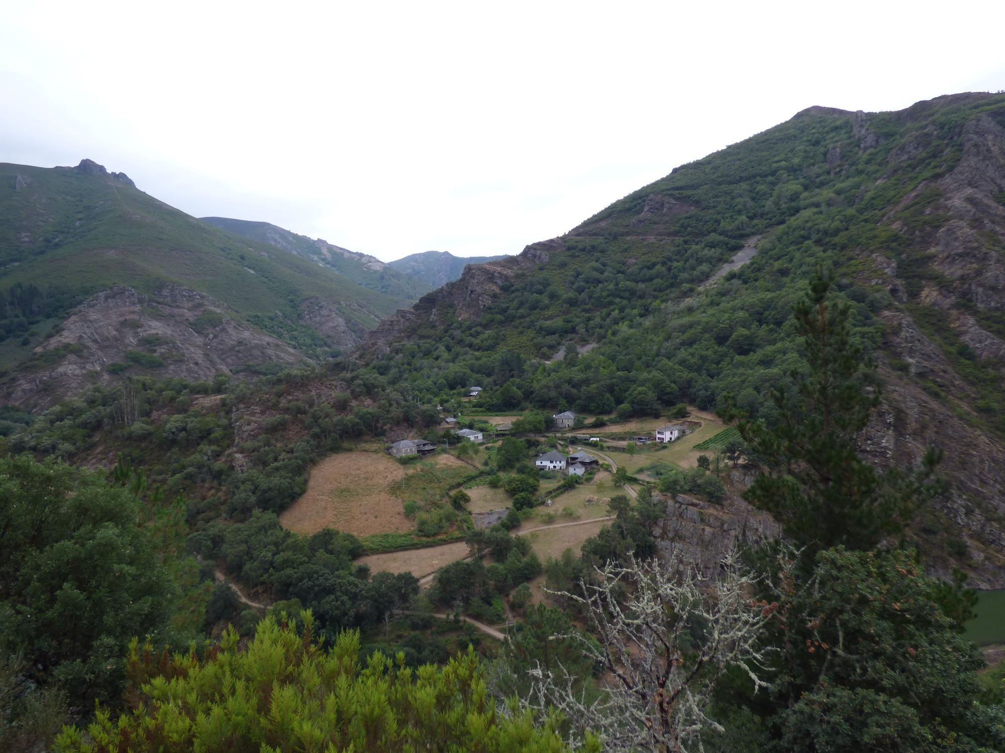 Pueblos guapos de Asturias: Riodeporcos (Ibias), al que se llega cruzando un puente