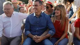 Gritos de 'Pedro, Pedro' y 'Begoña, Begoña' reciben a Sánchez y su mujer en el mitin del PSOE en Málaga