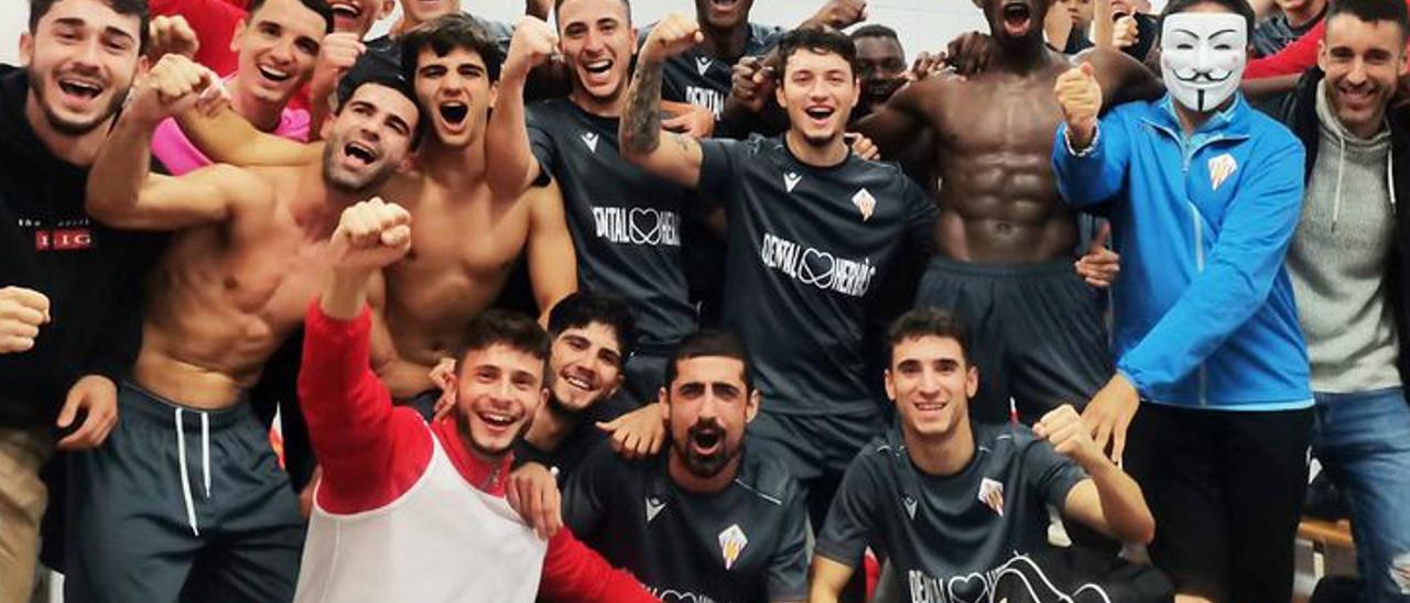 Los jugadores de l&#039;Alcúdia celebran su triunfo ante el San Marcelino.