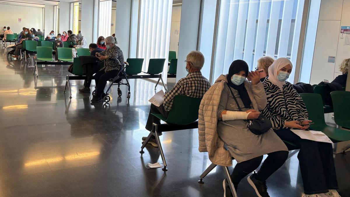 Pacientes en el centro de salud Murcia-Sur esperan a ser atendidos.