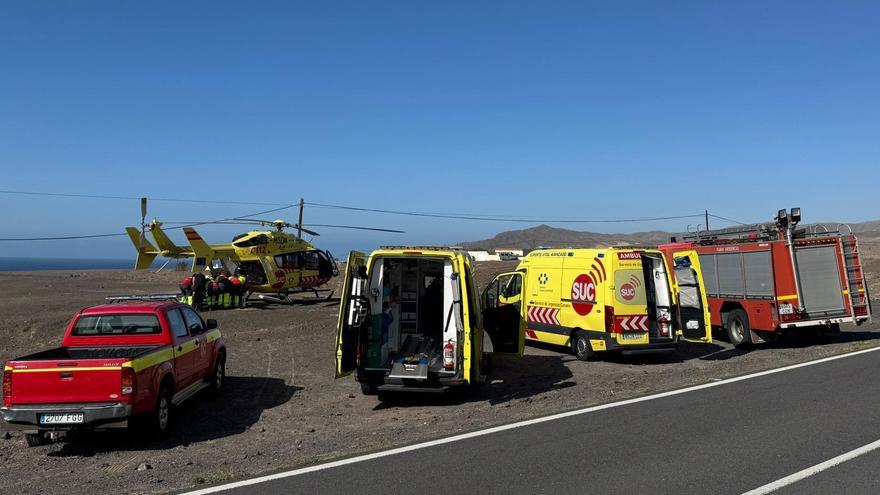 Los recursos de emergencias intervienen en el rescate del motorista que se precipitó por un barranco en Pájara, este domingo.