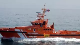 Salvamento Marítimo rescata a 86 migrantes de un cayuco que iba de Senegal a Canarias