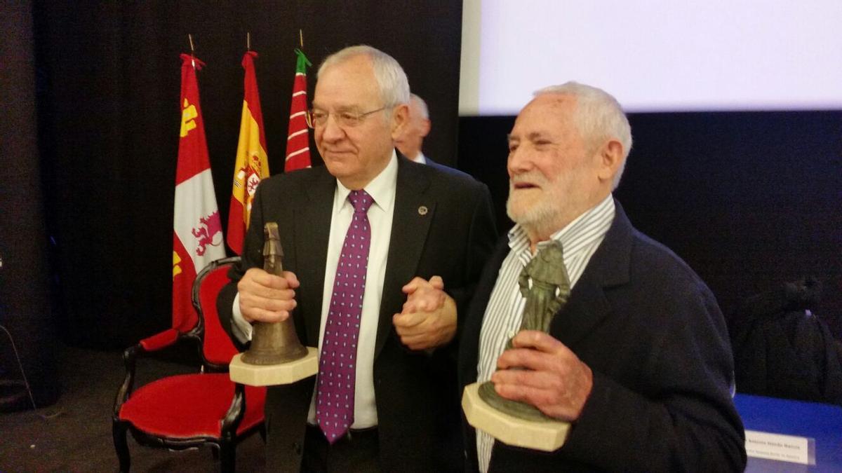 20 de marzo de 2016. Coomonte y el autor del artículo al final del acto del pregón.