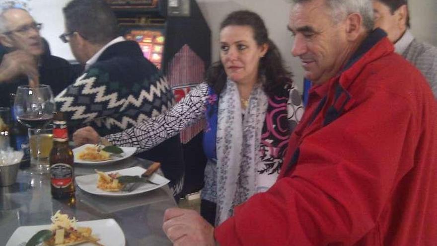 Varios clientes degustan una de las tapas de la Feria.