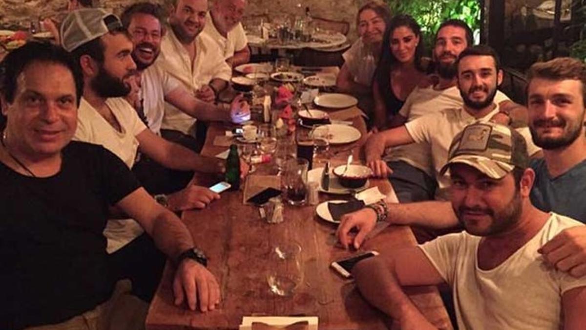Arda Turan celebró con una cena su acuerdo con el FC Barcelona