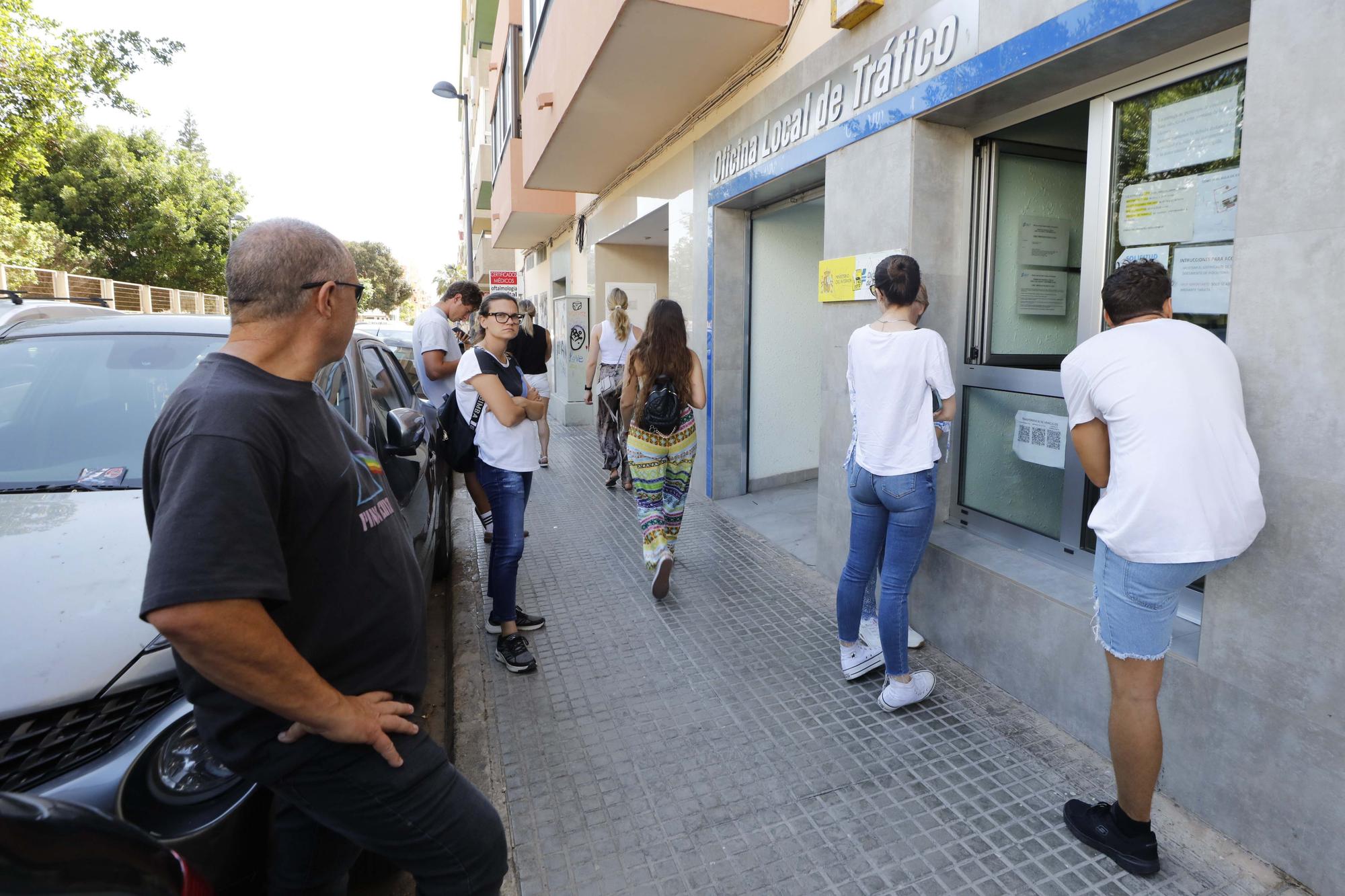 Galería de imágenes de los problemas de la oficina de Tráfico en Ibiza