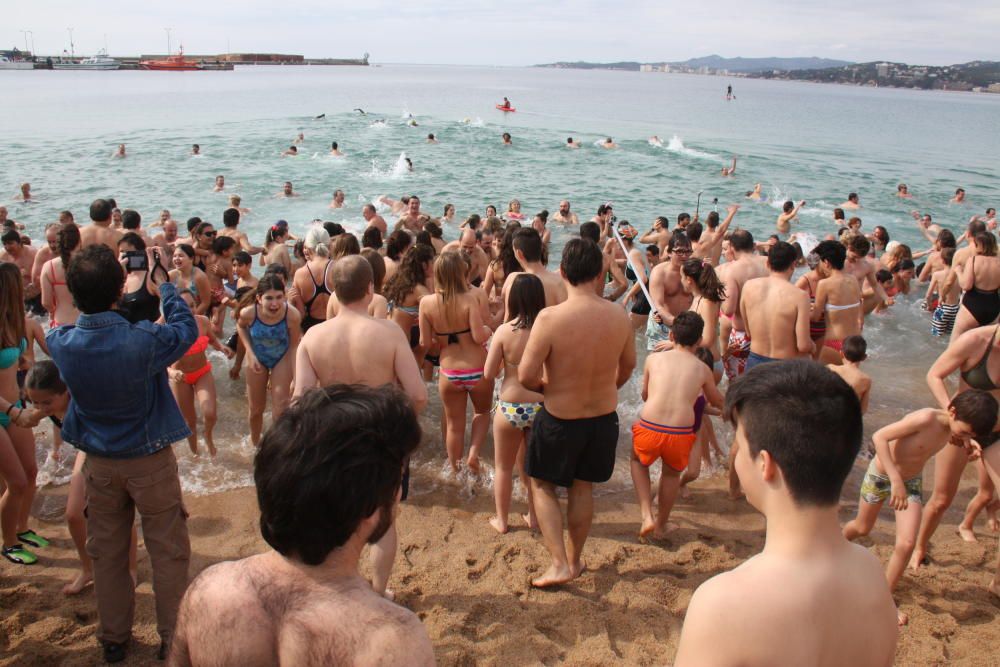 El primer bany de l''any a Palamós