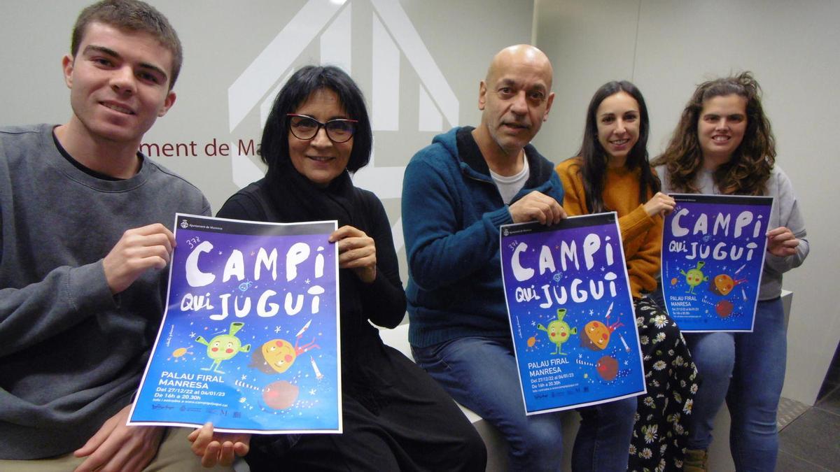 Responsables del Campi amb la regidora Ortega i el cartell d&#039;enguany