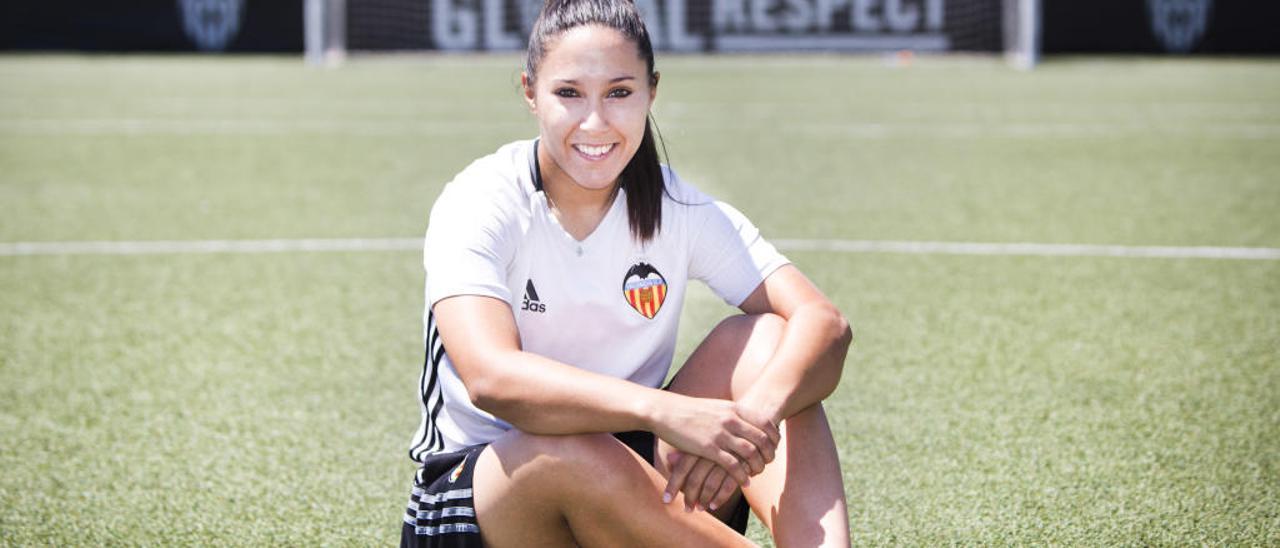 Mari Paz Vilas posa en un campo de fútbol de la Ciudad Deportiva del Valencia CF, antes del entrenamiento del jueves.