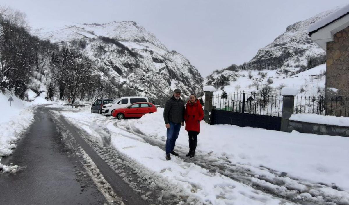 Ángel Lagar y Cristina Vega, en la carretera al puerto de Ventana. | PP