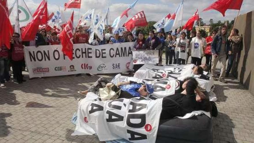 Un centenar de manifestantes protestan en Santiago contra el cierre de camas en verano