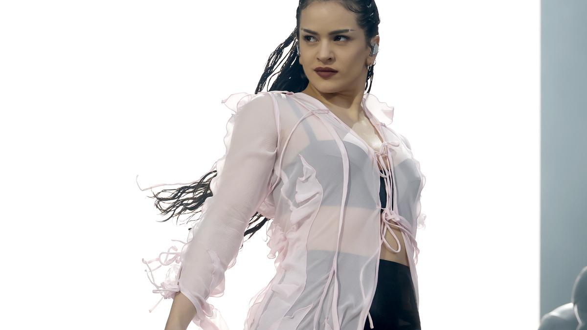 Rosalía se enreda en Coachella con el vestido semitransparente del que es imagen