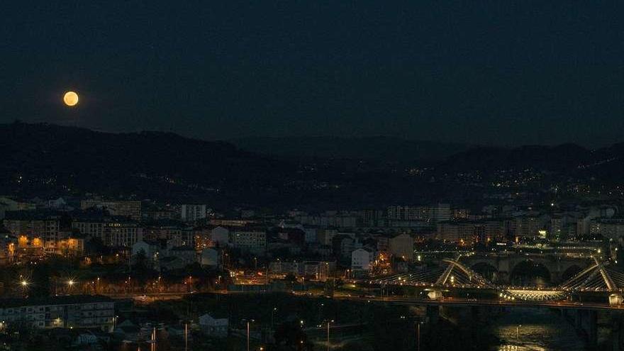La luna de gran tamaño sobre la ciudad de Ourense, ayer al anochecer. // Brais Lorenzo