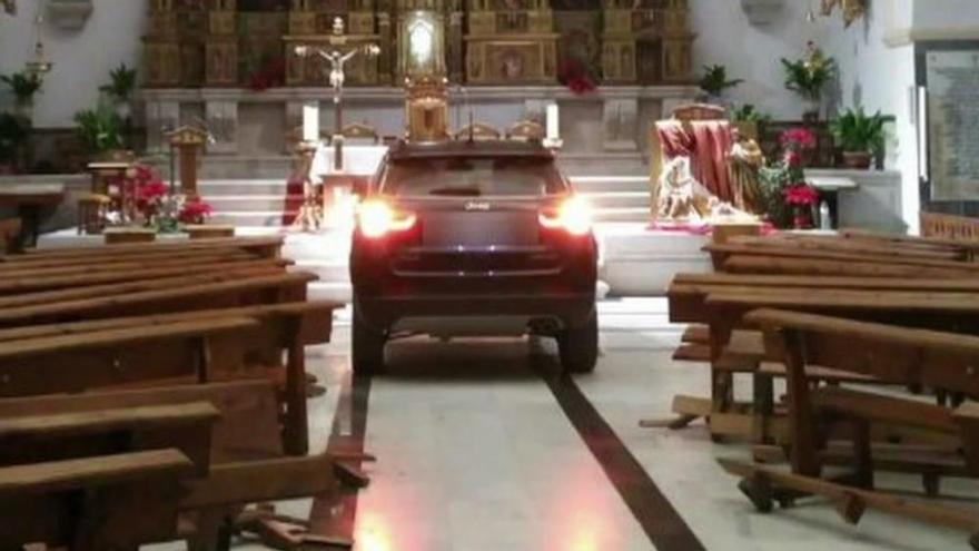 Un joven "endemoniado" empotra su coche contra una iglesia