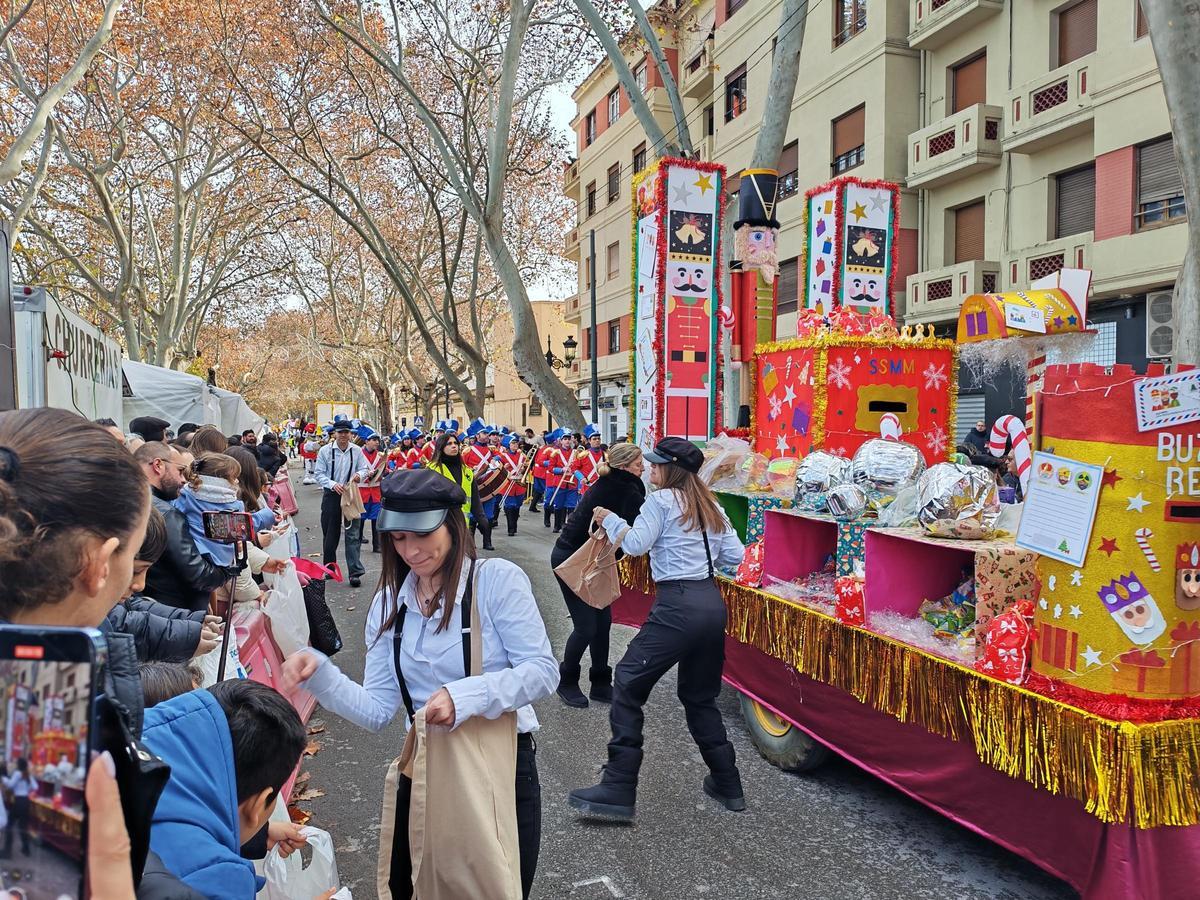 Ayudantes de los Reyes Magos repartiendo caramelos durante la cabalgata.