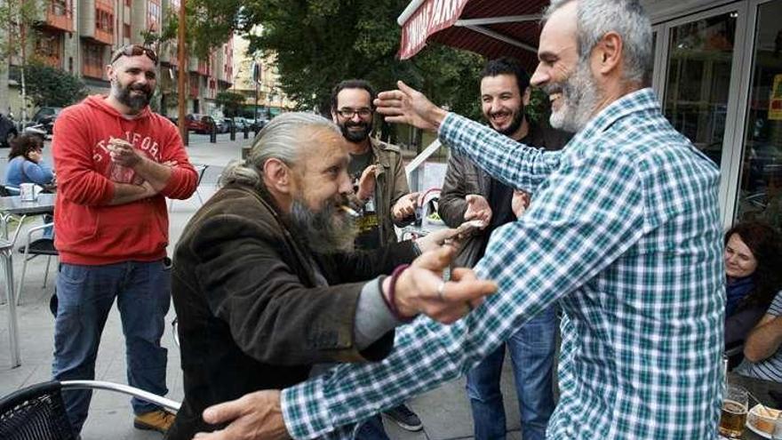 El pianista agradece el apoyo de otros músicos, ayer. la opinión