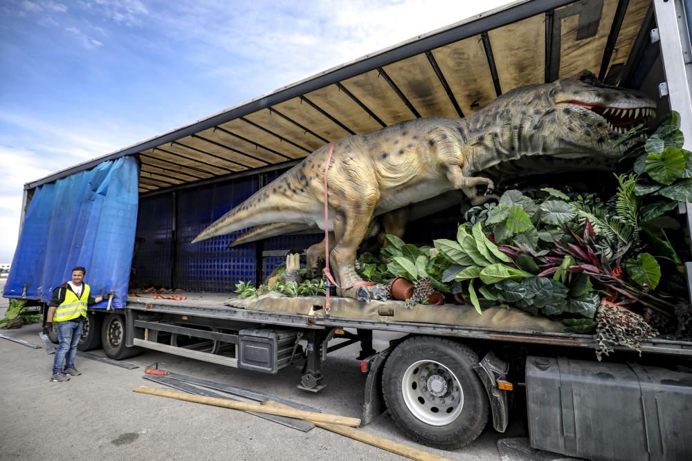 Lebensgroße Dinos bevölkern den Stadtrand von Palma