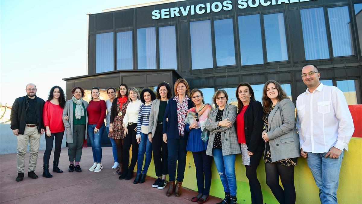 Imagen de archivo de trabajadores sociales del ayuntamiento con la edil del área.