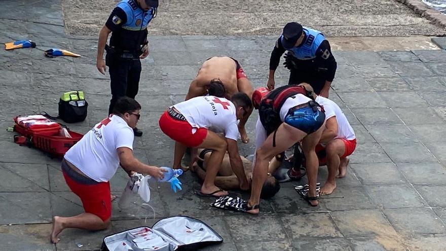 Un bañista, en estado crítico tras ser rescatado del mar en La Isleta