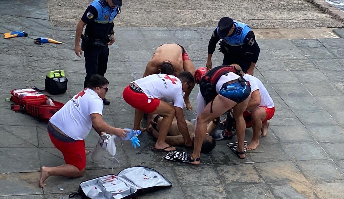 Maniobras de reanimación sobre el afectado.