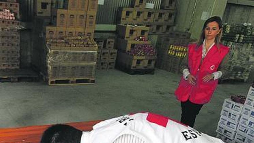 Voluntarios de Cruz Roja en las Cuencas organizan un reparto de comida.