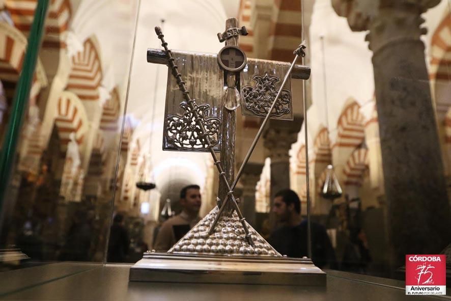 FOTOGALERÍA / La Vera Cruz muestra en la Mezquita Catedral su patrimonio