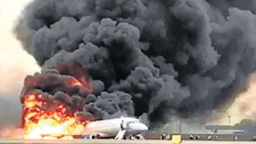 Decenas de muertos al incendiarse un avión en el aeropuerto de Moscú