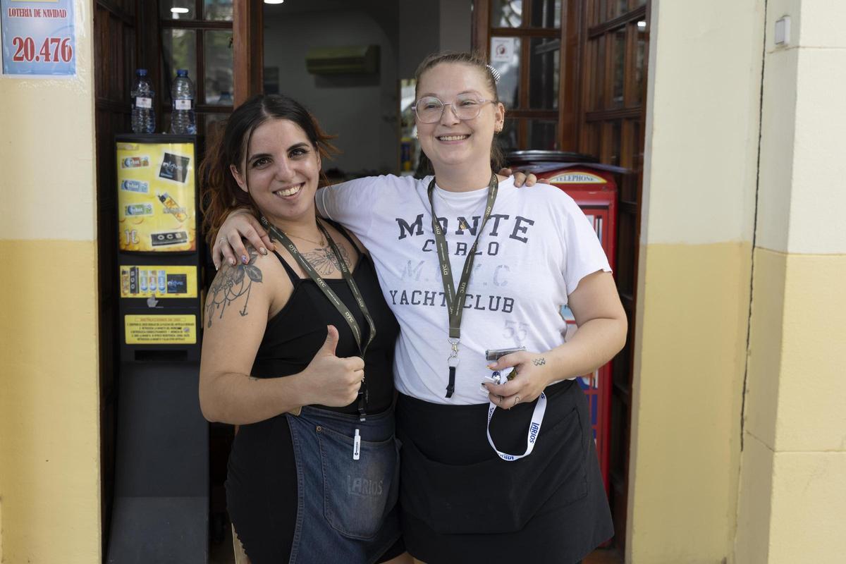 Claudia Mariana, dueña de "los Manueles", con una de las trabajadoras del local, ayer.
