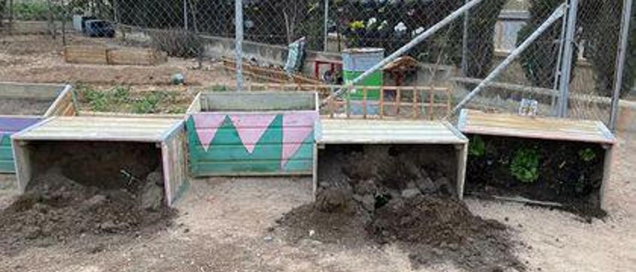 Los actos vandálicos del fin de semana han arrasado con el huerto y las jardineras de flores. El jardín vertical, realizado a base de botellas, ha amanecido en el suelo.