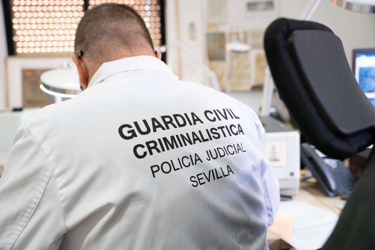 Guardia civil criminalística, policía judicial de Sevilla trabajando