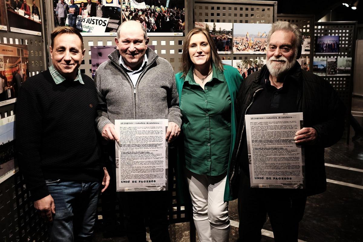 Josep Guitart, Joan Tatjé, Raquel Serrat i Joan Casajoana, aquest dimarts a l'Espai Plana de l'Om, amb el manifest fundacional d’UP