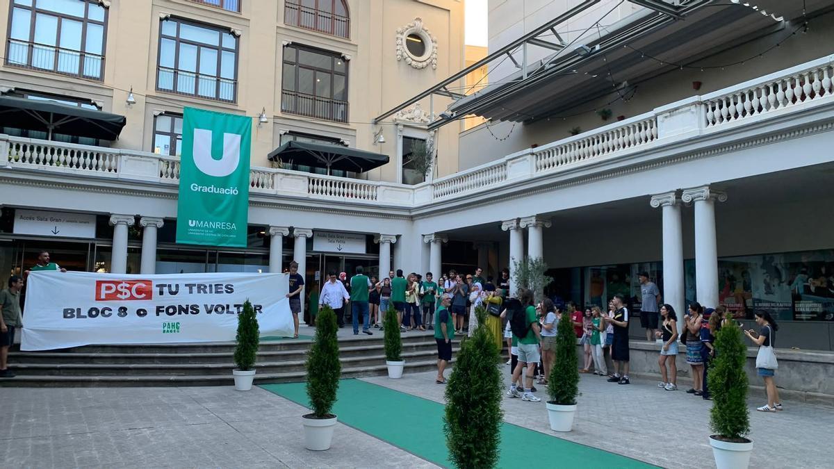Protesta a l'exterior del Kursaal, on s'ha dut a terme l'UCE
