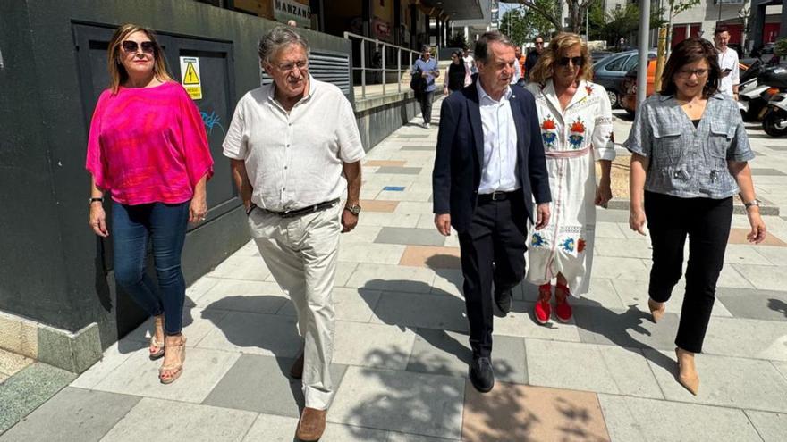 Caballero, en el centro, con Aguiar (izq.), Pardo, Silva y Caride, ayer, en Navia.