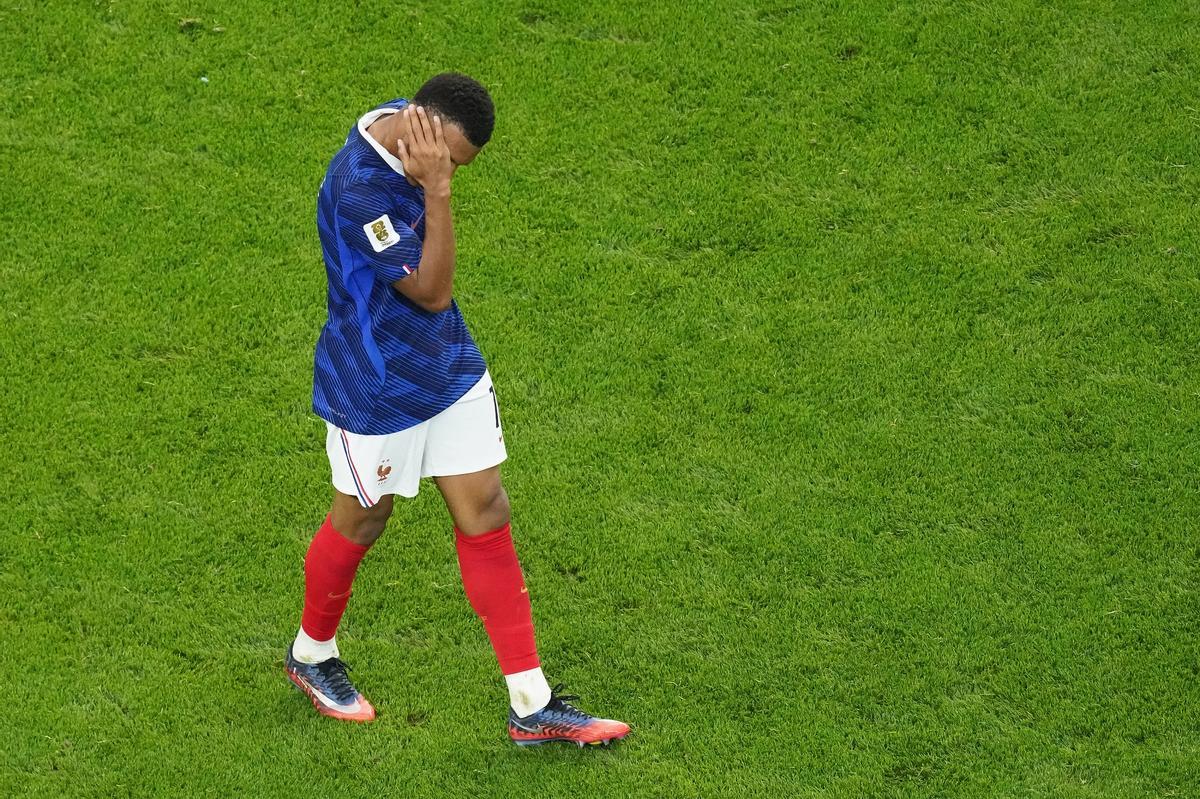 Kylian Mbappé, lloroso, abandona el camppo tras consumarse la derrota de Francia frente a España en la semifinal del Mundial 2026.