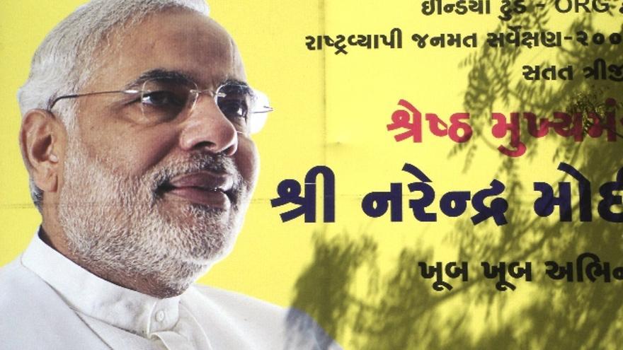 Un cartel propagandístico de Narendra Modi, presidente de la región india de Gujarat (oeste). Modi lidera estaba en el poder cuando tuvieron lugar los graves disturbios comunales del año 2002, con más de 1.000 muertos. Aunque su gestión del conflicto fue muy criticada, goza de una gran popularidad en la región gracias a sus medidas económicas.